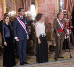 Sus Majestades los Reyes y Sus Altezas Reales los Príncipes de Asturias en la Saleta de Gasparini del Palacio Real de Madrid